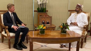 غروندبرغ يلتقي وزير خارجية سلطنة عُمان لبحث جهود السلام في اليمن