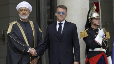سلطان عُمان والرئيس الفرنسي يبحثان التطورات الإقليمية